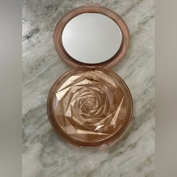 🥇HUDA BEAUTY N.Y.M.P. Highlighter, FLORA 
Very Rare!! Made in Italy - Picture 8 of 14